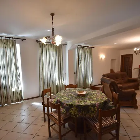 Casa de Férias Attractive In With Garden